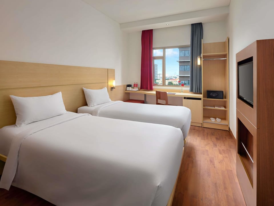 Standard Room, 2 Twin Beds | Minibar, in-room safe, desk, iron/ironing board