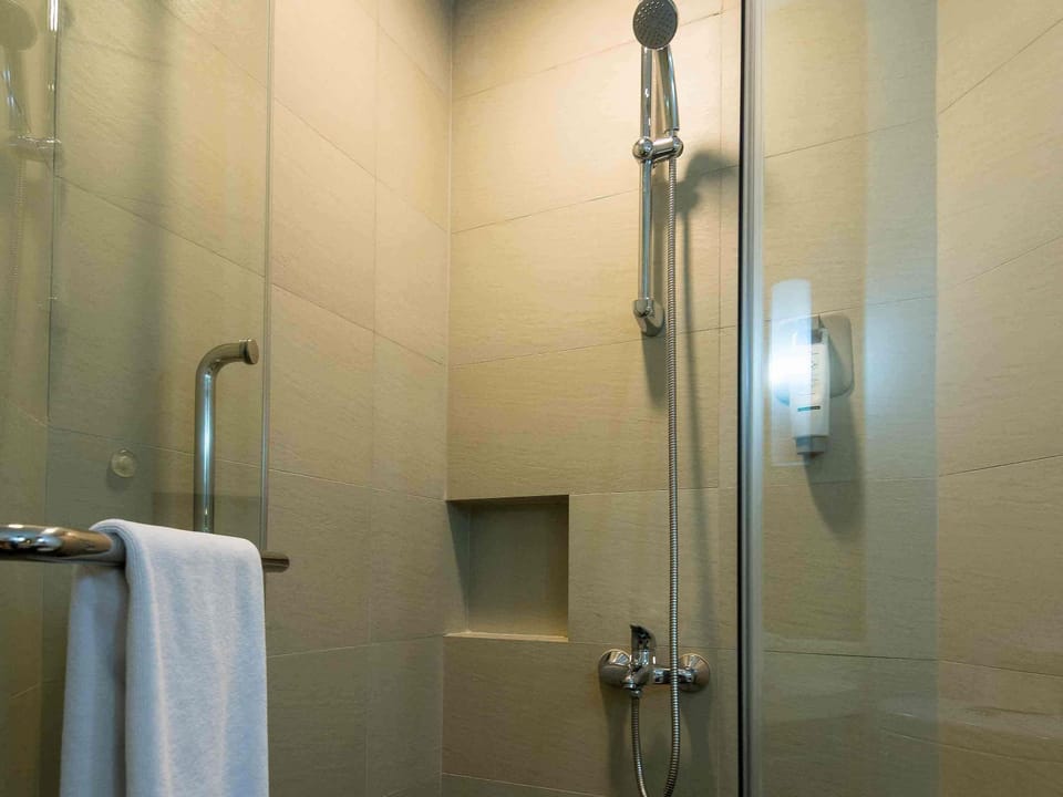 Minibar, in-room safe, desk, iron/ironing board