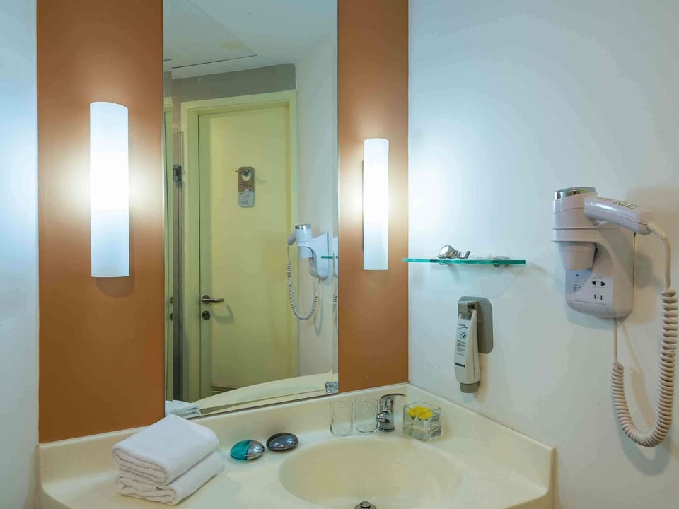 Minibar, in-room safe, desk, iron/ironing board