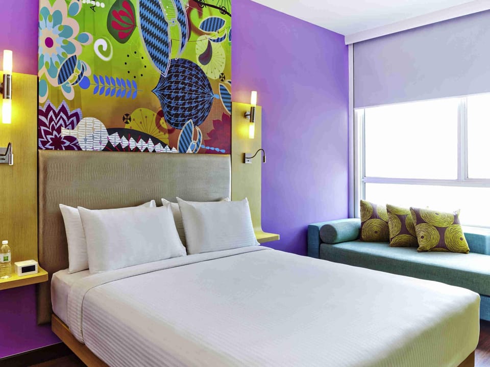 Standard Queen Room | Minibar, in-room safe, desk, blackout drapes