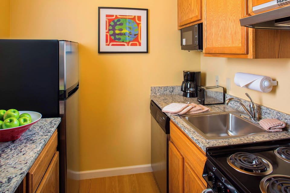 Full-size fridge, microwave, oven, stovetop