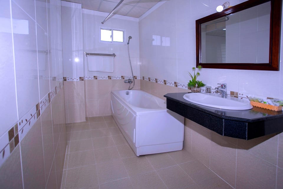 Shower, rainfall showerhead, free toiletries, hair dryer