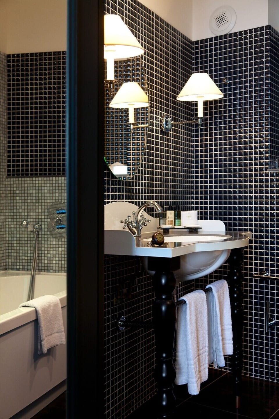 Junior Suite | Bathroom | Free toiletries, hair dryer, bathrobes, towels