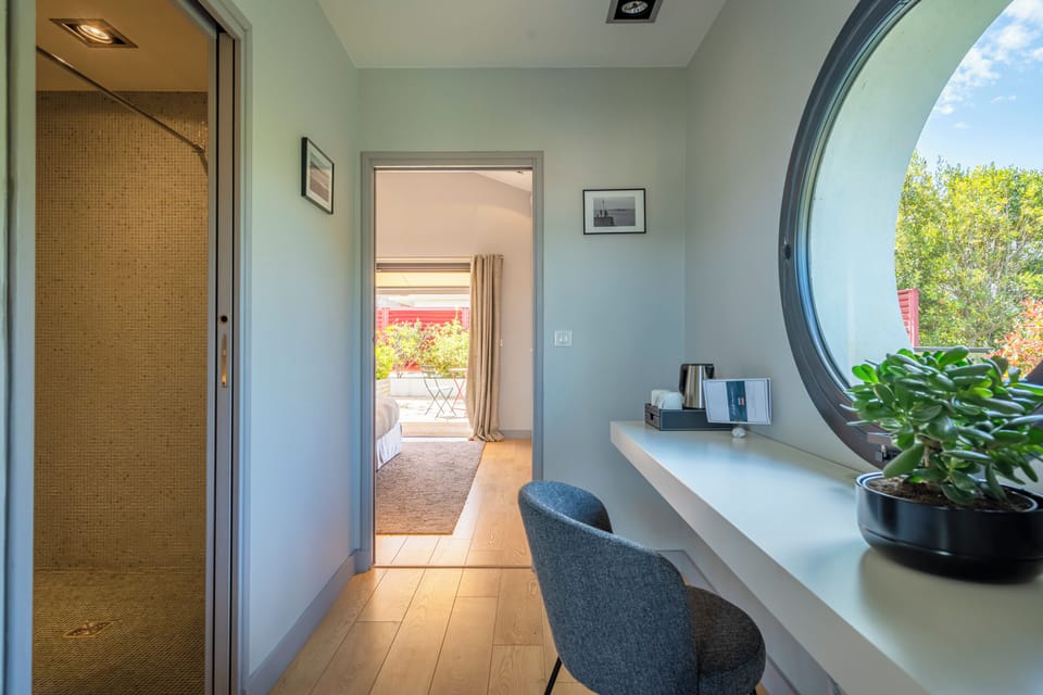 Suite Lafitenia Ocean View | Living area | 60-cm LCD TV with digital channels