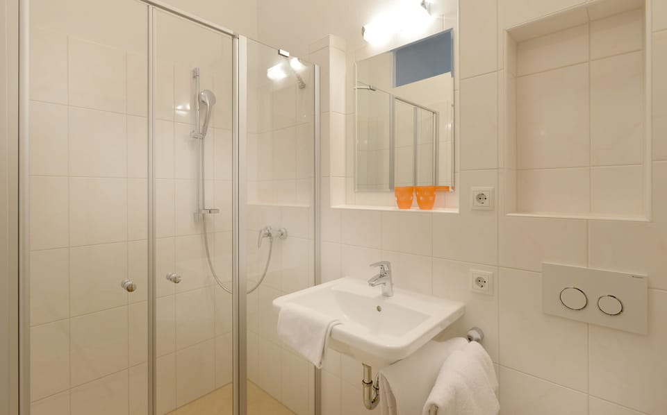 Superior Double Room, Balcony | Bathroom | Free toiletries, towels