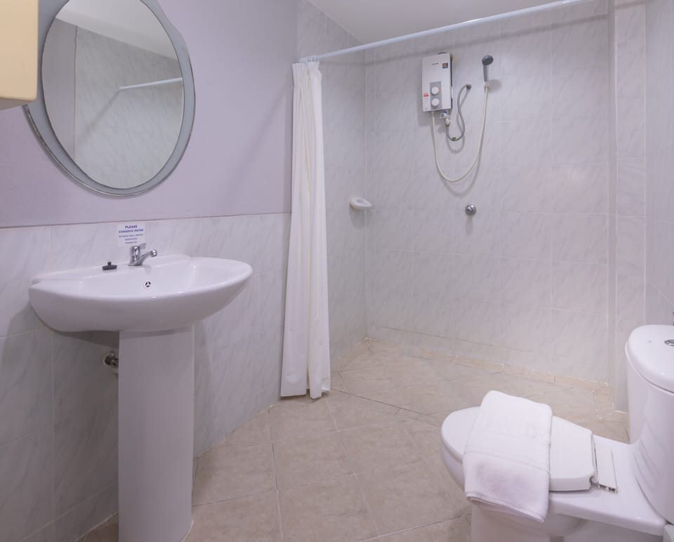 Standard Room | Bathroom | Shower, towels, shampoo