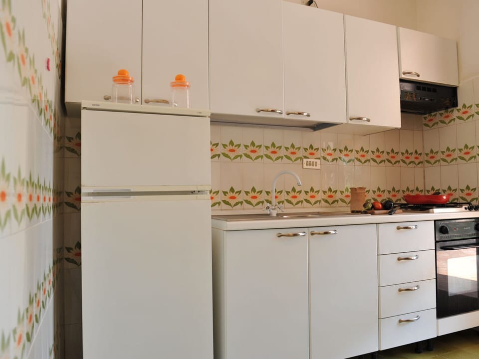 House | Private kitchen | Highchair, cookware/dishes/utensils