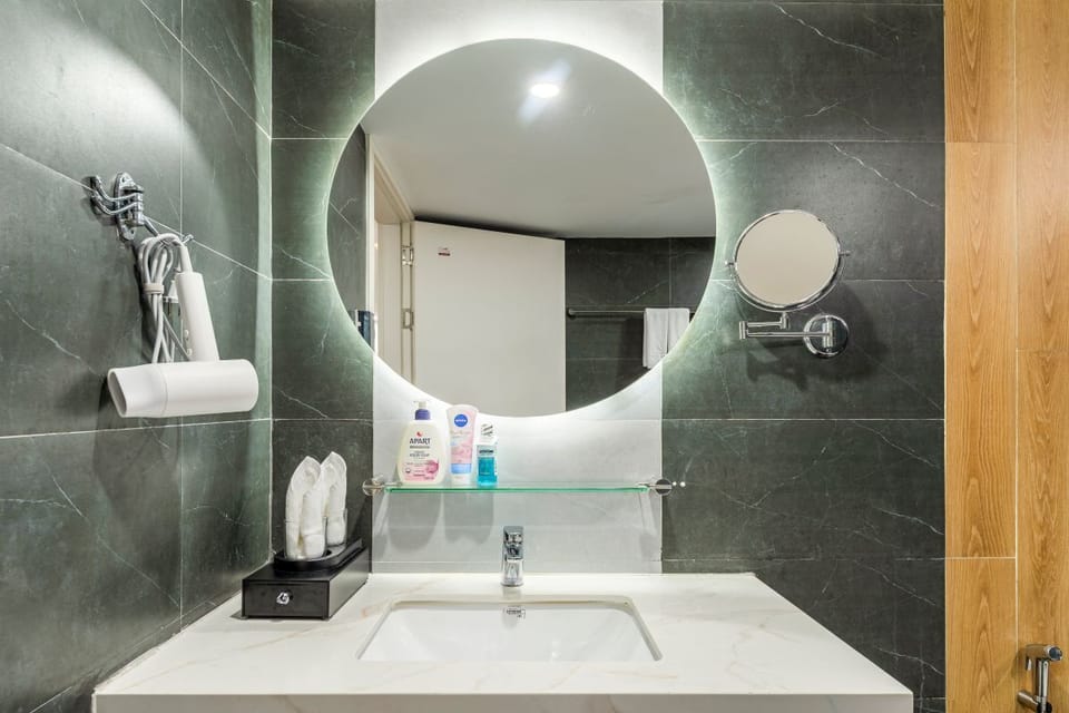 Premier Double Room | Bathroom | Free toiletries, hair dryer, bathrobes, slippers