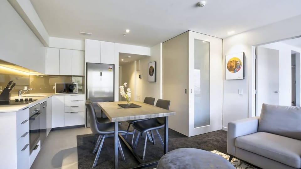 Kitchen & Dining