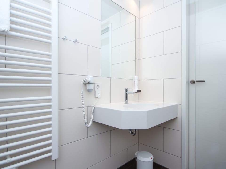 Comfort Single Room, 1 Twin Bed | Bathroom | Towels