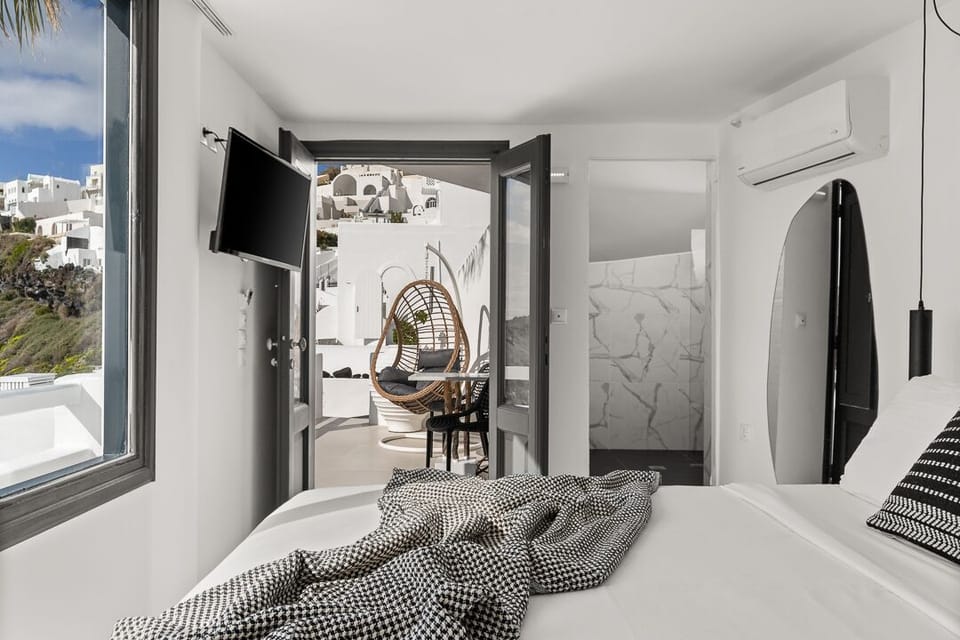 Studio with Outdoor Jetted Tub and Caldera View | In-room safe, desk, free WiFi, bed sheets