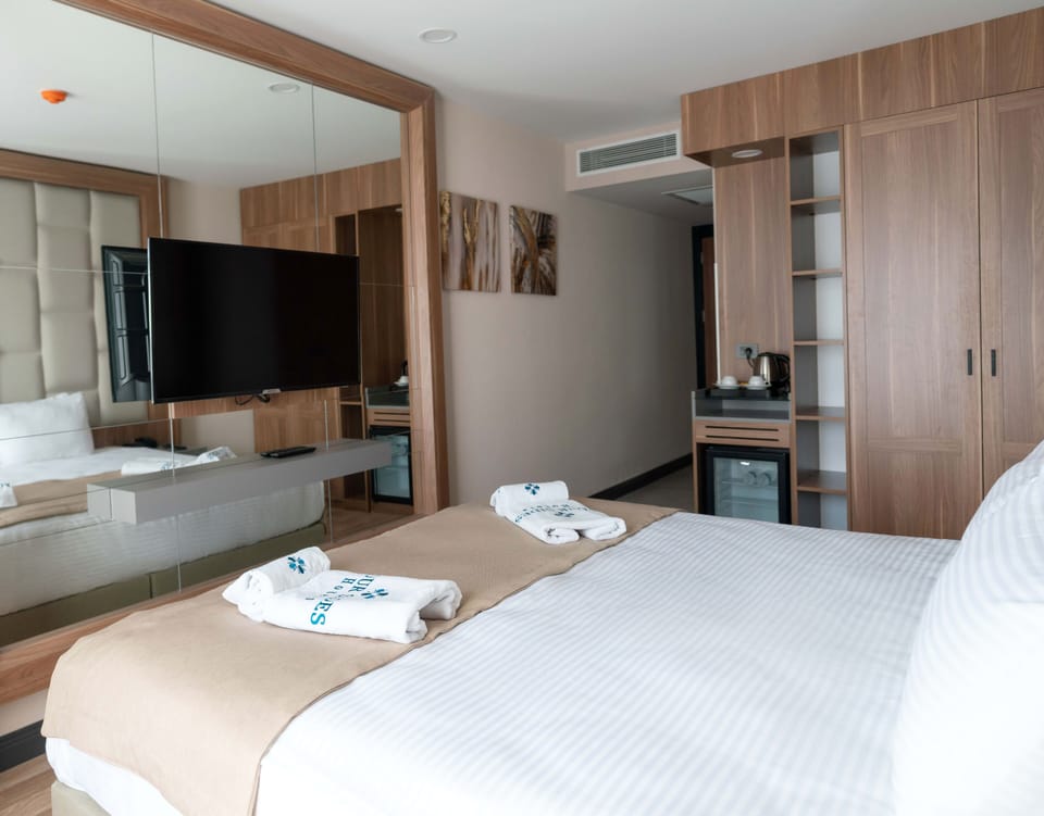 Minibar, in-room safe, soundproofing, Internet