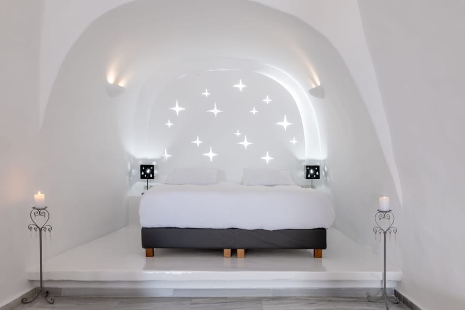 Classic Suite (La Luna) | Egyptian cotton sheets, pillowtop beds, in-room safe, desk