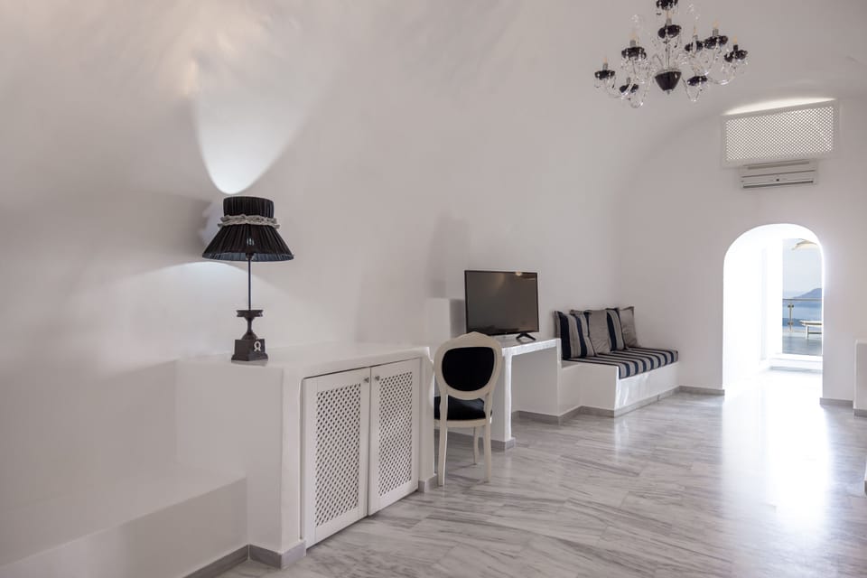 Classic Suite (La Luna) | Egyptian cotton sheets, pillowtop beds, in-room safe, desk