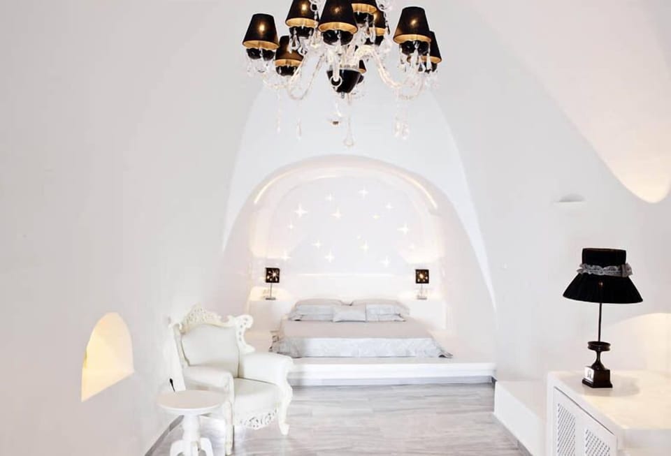 Classic Suite (La Luna) | Egyptian cotton sheets, pillowtop beds, in-room safe, desk
