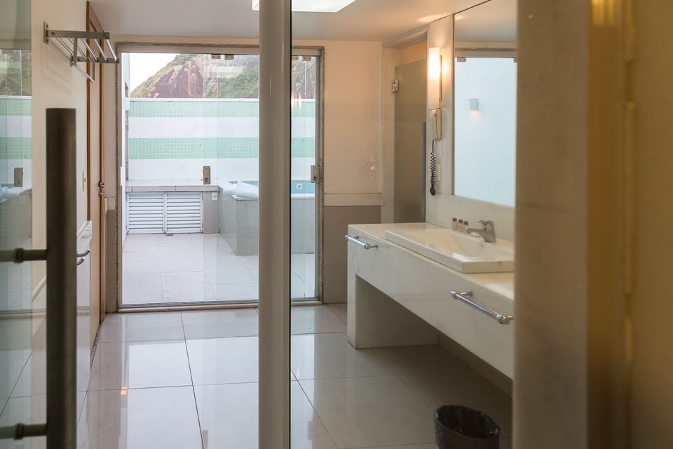 Bathroom sink
