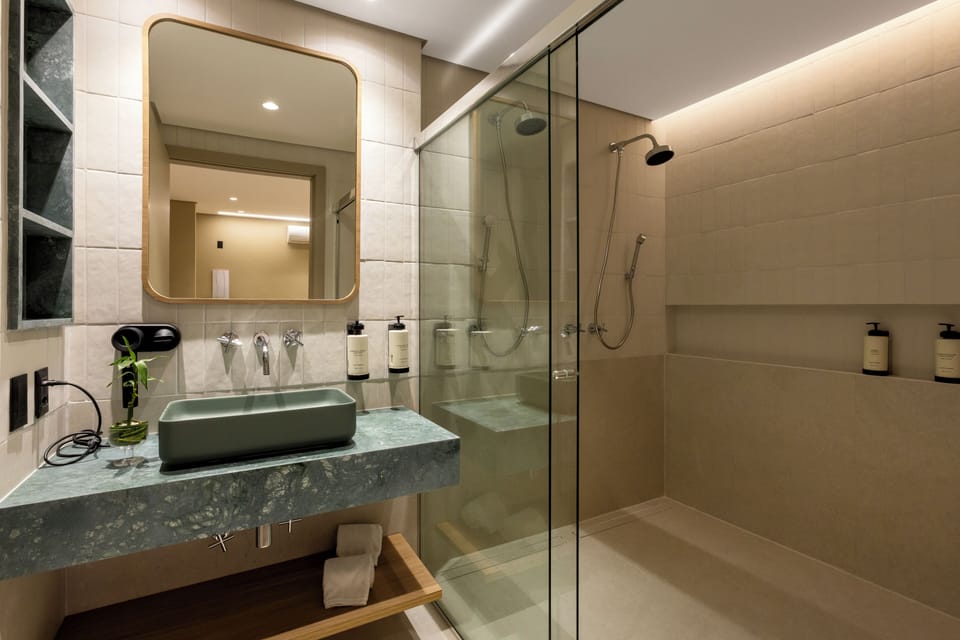 Premium Casal - 1 Cama Casal | Bathroom | Shower, free toiletries, hair dryer, towels