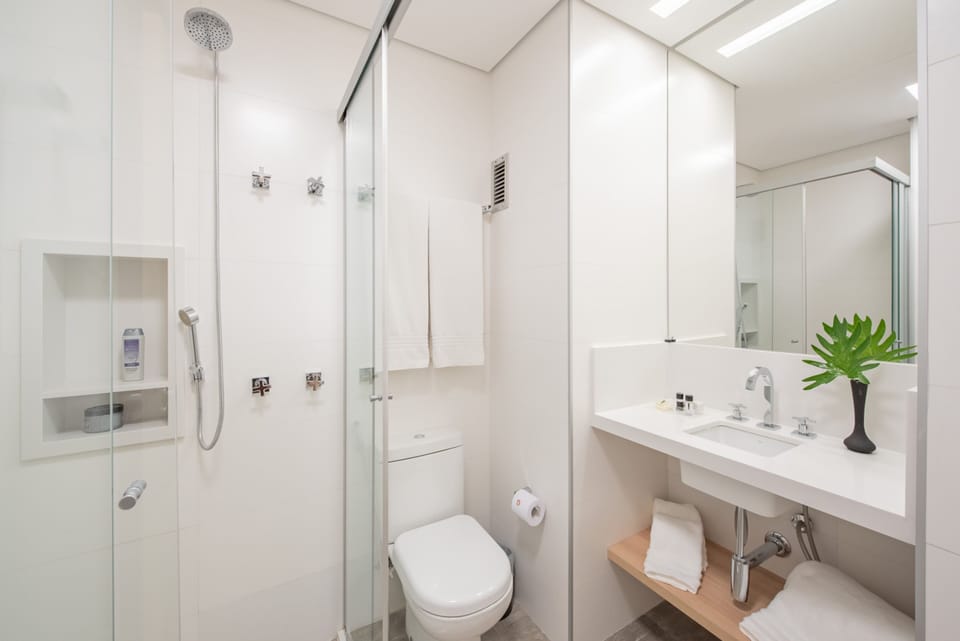 Studio Casal 1 Cama Casal | Bathroom | Shower, free toiletries, hair dryer, towels
