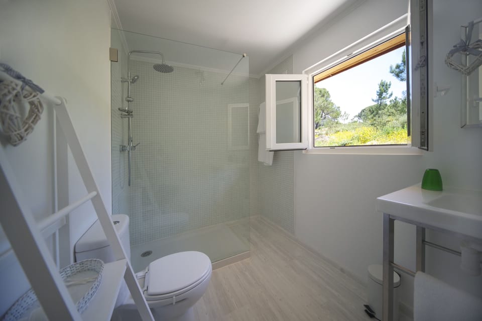 Superior Bungalow | Bathroom | Combined shower/tub, designer toiletries, hair dryer, towels