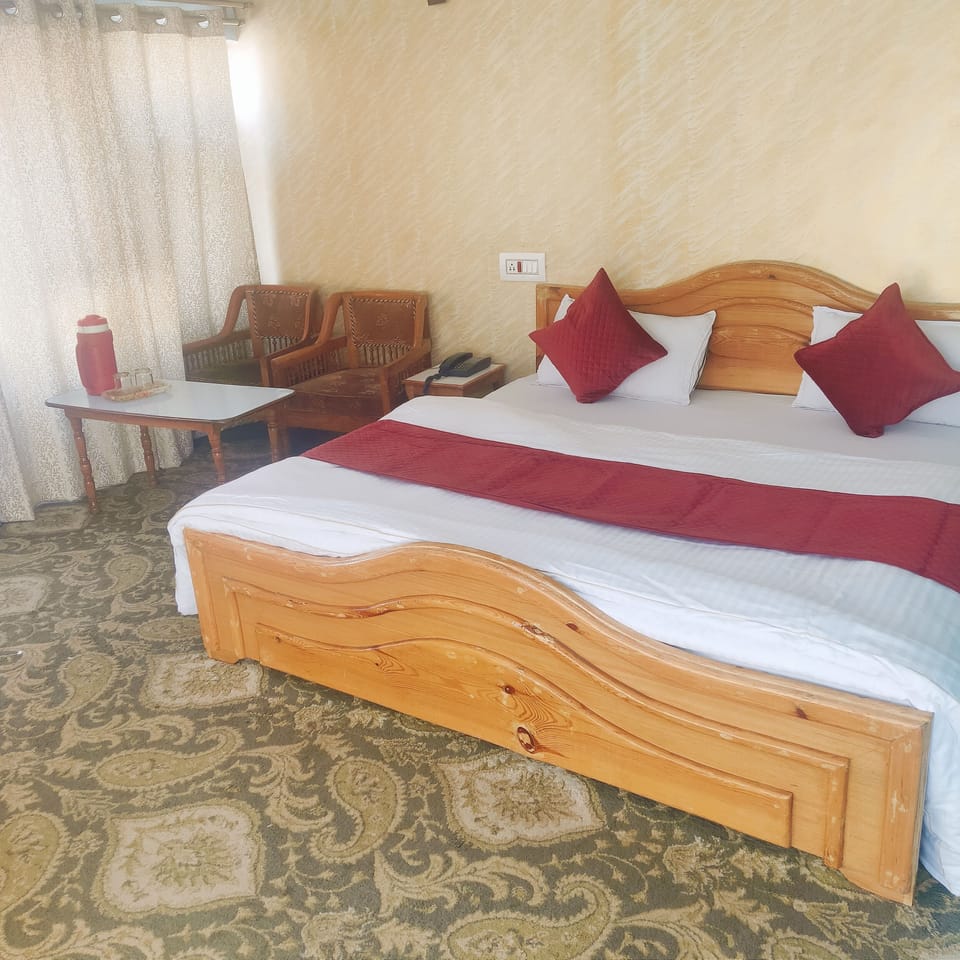 Minibar, desk, soundproofing, iron/ironing board