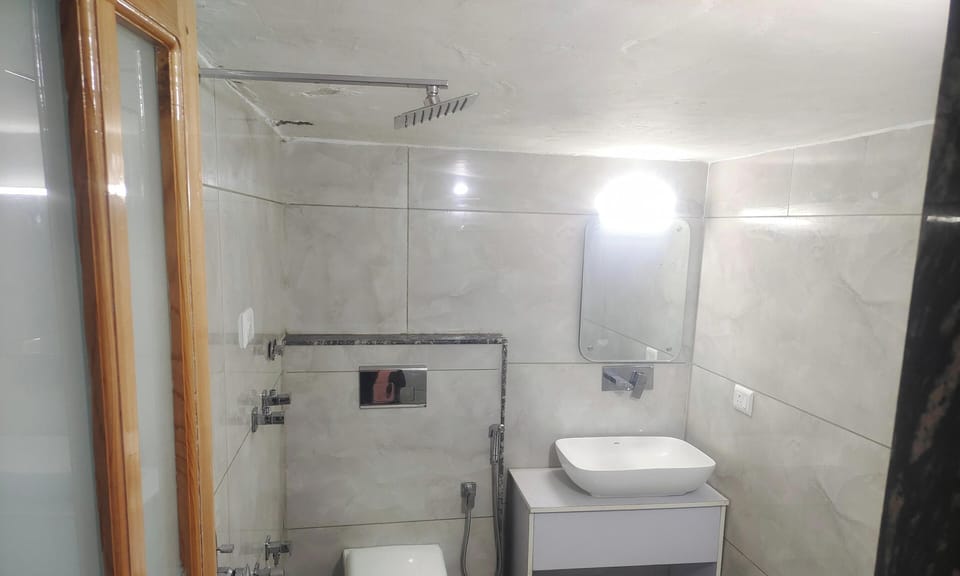 Deluxe Room, 1 Double Bed | Bathroom | Shower, free toiletries, hair dryer, bathrobes