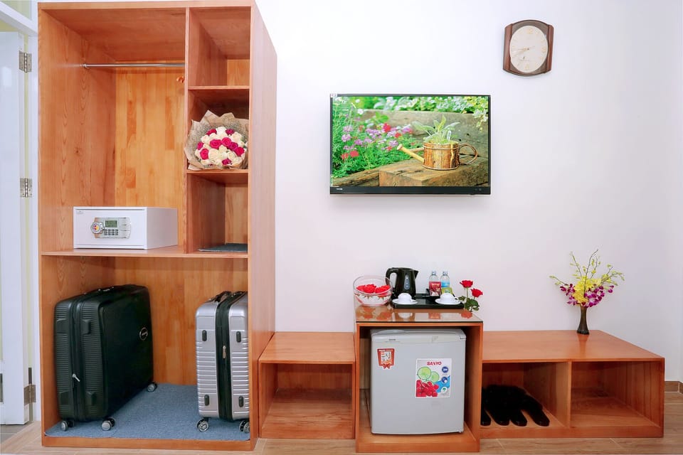 Deluxe Room, 2 Double Beds | Living area | 32-inch LCD TV with cable channels, TV