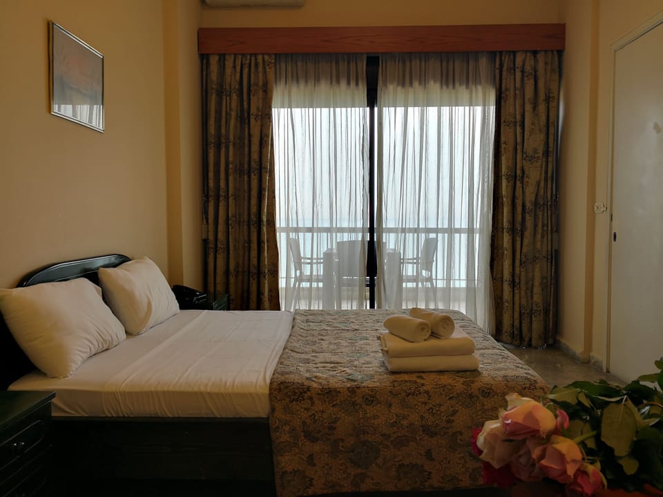 Basic Double Room, Sea View | Minibar, in-room safe, desk, iron/ironing board (on request)