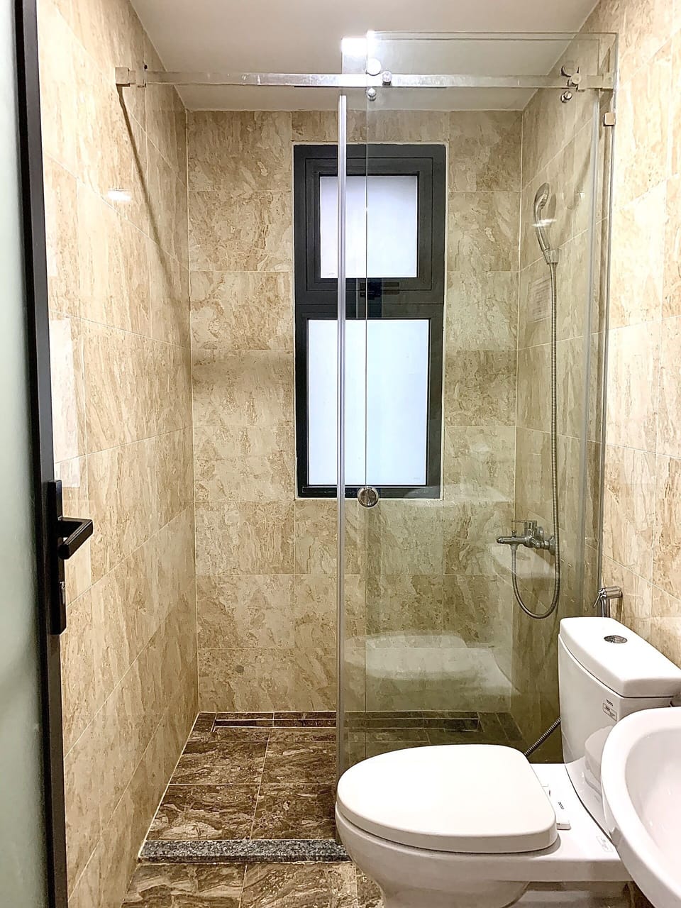 Family Room | Bathroom | Shower, free toiletries, slippers, towels