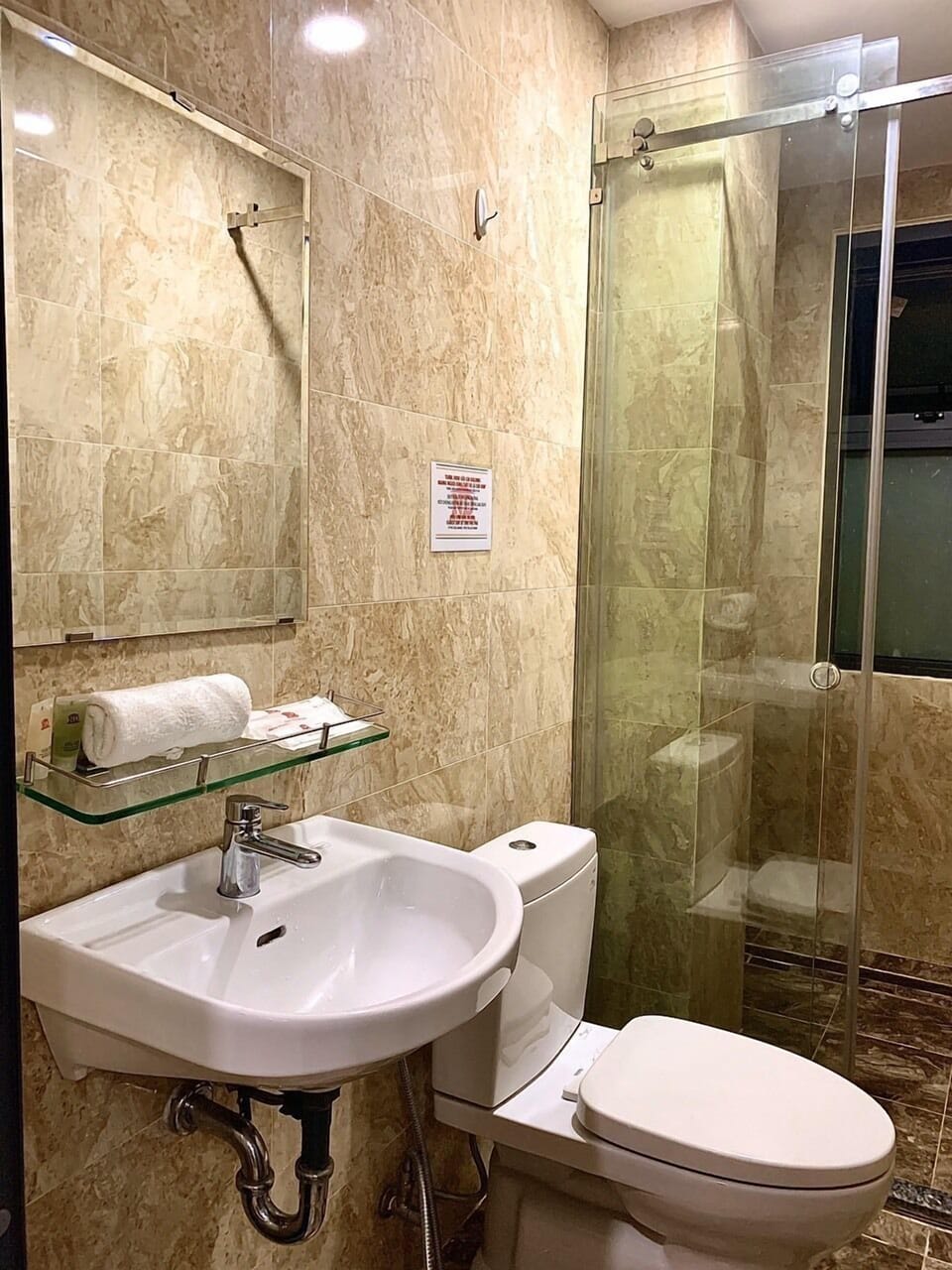 Deluxe Room | Bathroom | Shower, free toiletries, slippers, towels