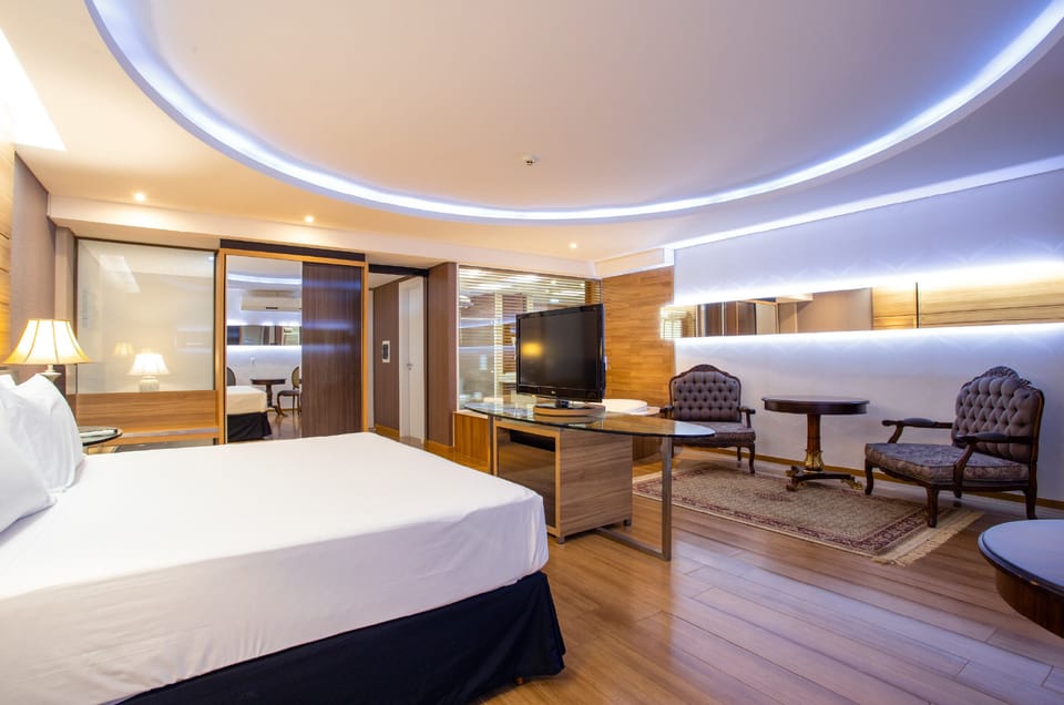Premium Room (Suite Premium - Vista Piscina) | Pillowtop beds, minibar, in-room safe, desk