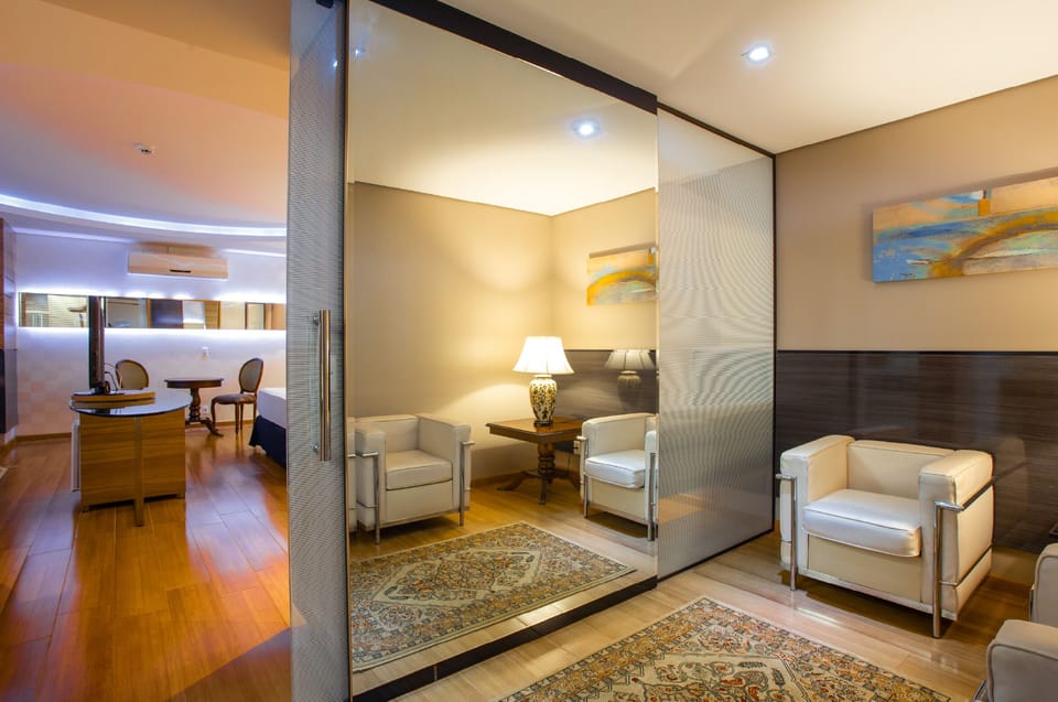 Premium Room (Suite Premium - Vista Piscina) | Living area | 42-inch Smart TV with cable channels