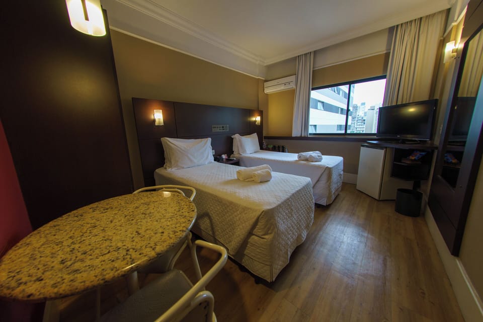 Executive Room, 2 Twin Beds | Premium bedding, minibar, in-room safe, desk