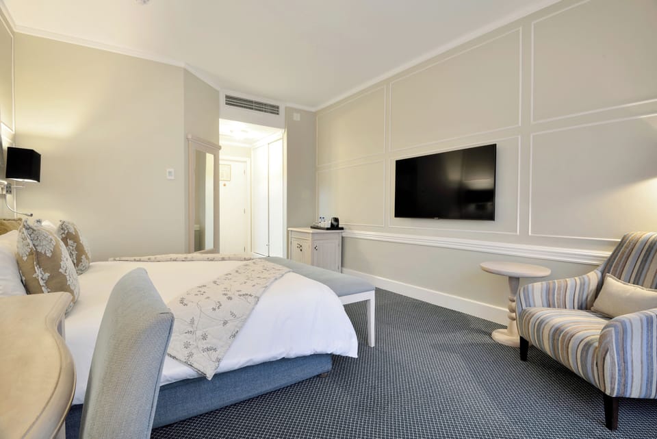 Standard Twin Room | Minibar, in-room safe, desk, blackout drapes
