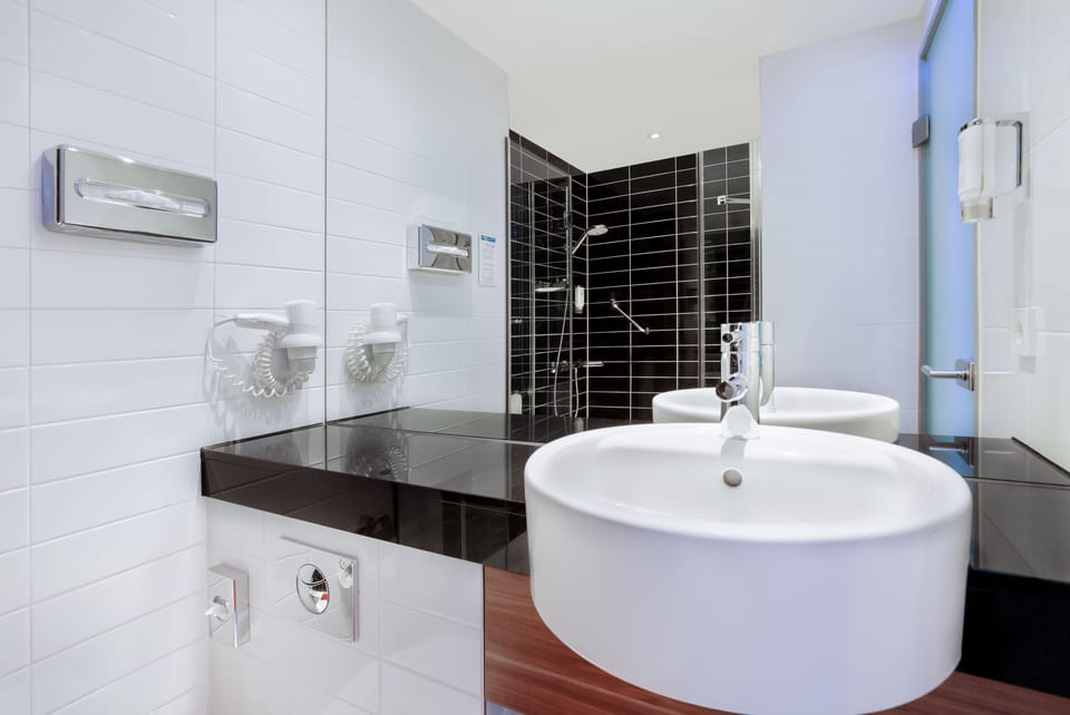 Shower, free toiletries, hair dryer, towels