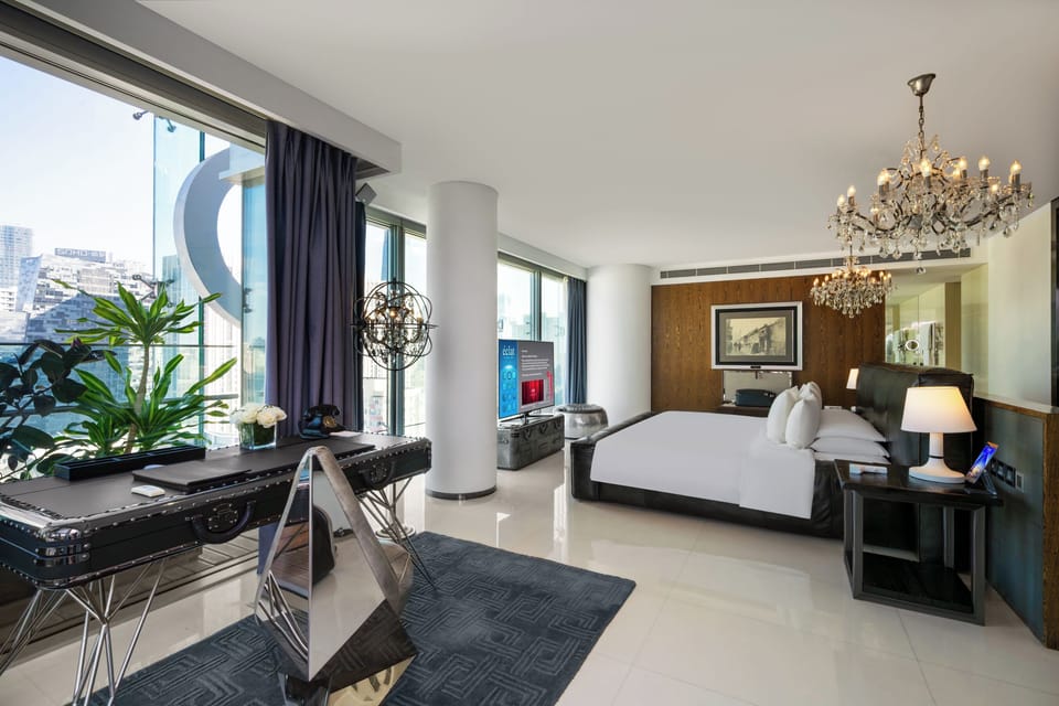 Grand Deluxe Lagoon Suite | Minibar, in-room safe, desk, soundproofing