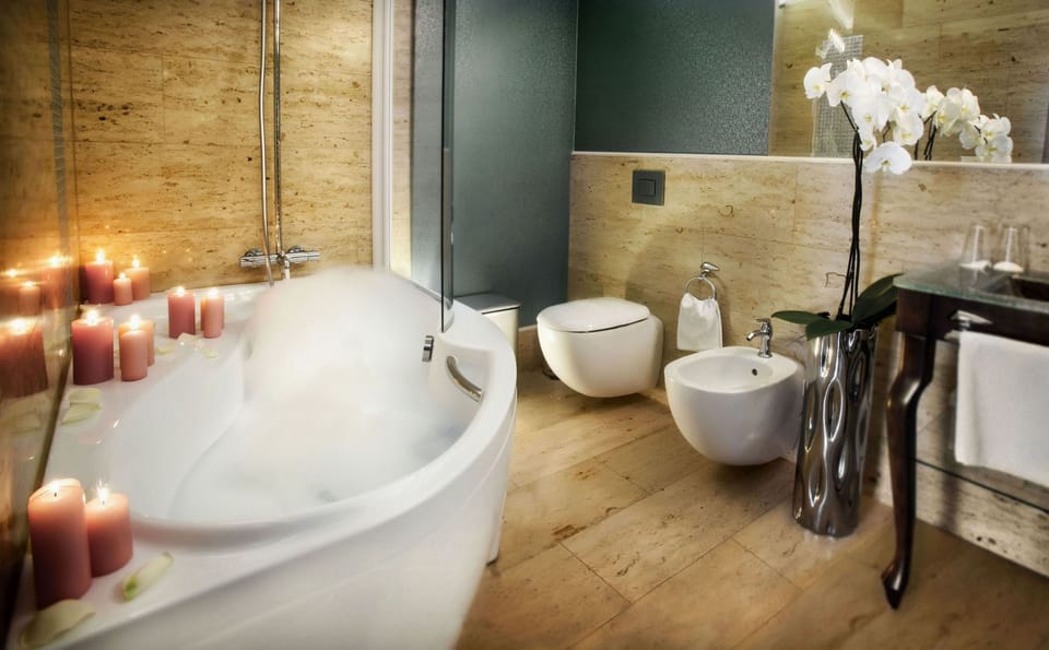 Luxury Apartment | Deep soaking bathtub