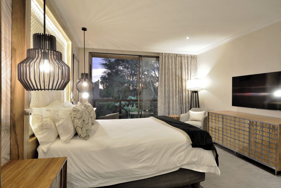 Deluxe Queen Room | Hypo-allergenic bedding available, down comforters, minibar