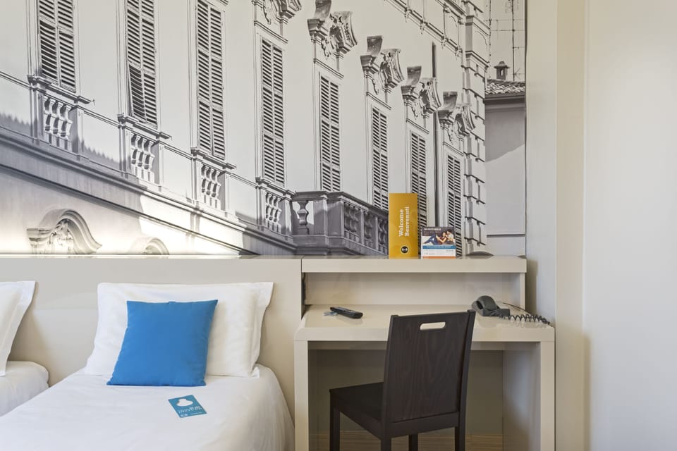 Twin Room, Non Smoking | Desk, free WiFi, bed sheets