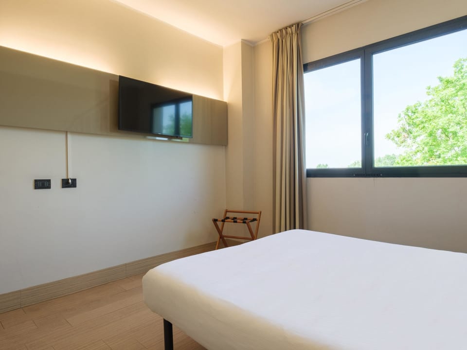 Twin Room, Non Smoking | Desk, free WiFi, bed sheets