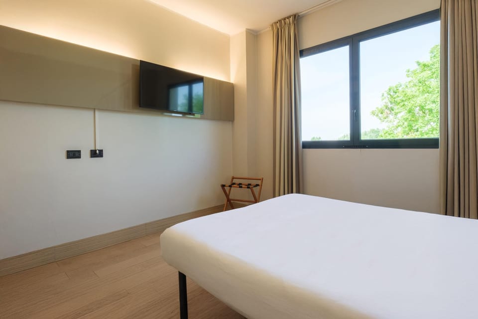 Double Non-Smoking Room | Desk, WiFi (free), bed sheets
