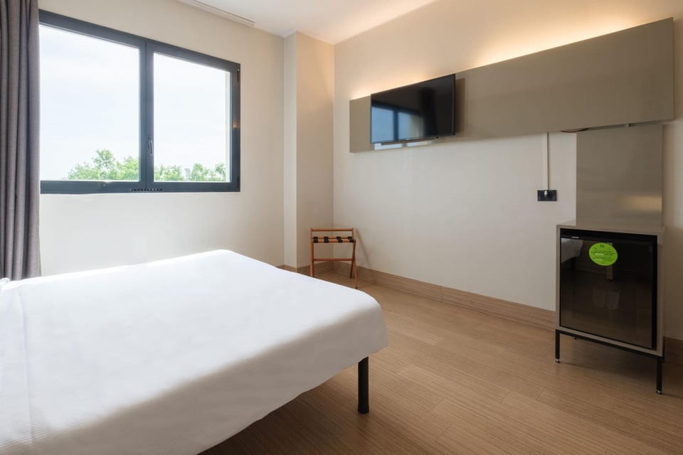 Superior Double Room, Non Smoking | Desk, free WiFi, bed sheets
