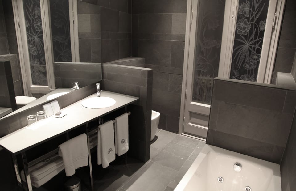 Apartamento  | Bathroom | Shower, free toiletries, hair dryer, slippers