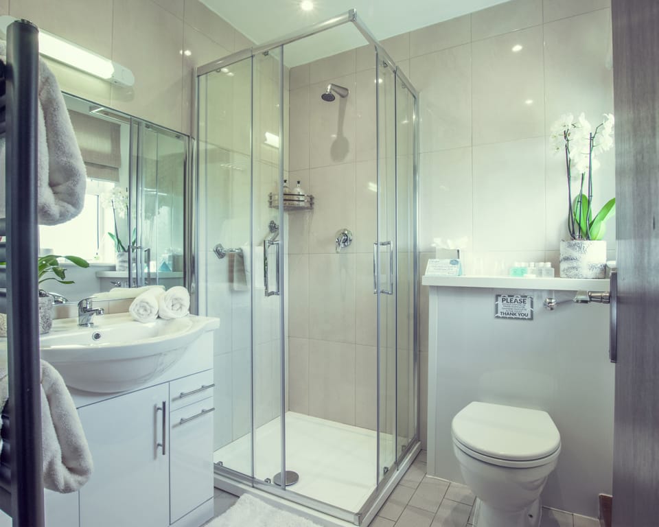 Economy Single Room, 1 Double Bed, Garden View | Bathroom | Designer toiletries, hair dryer, bathrobes, slippers