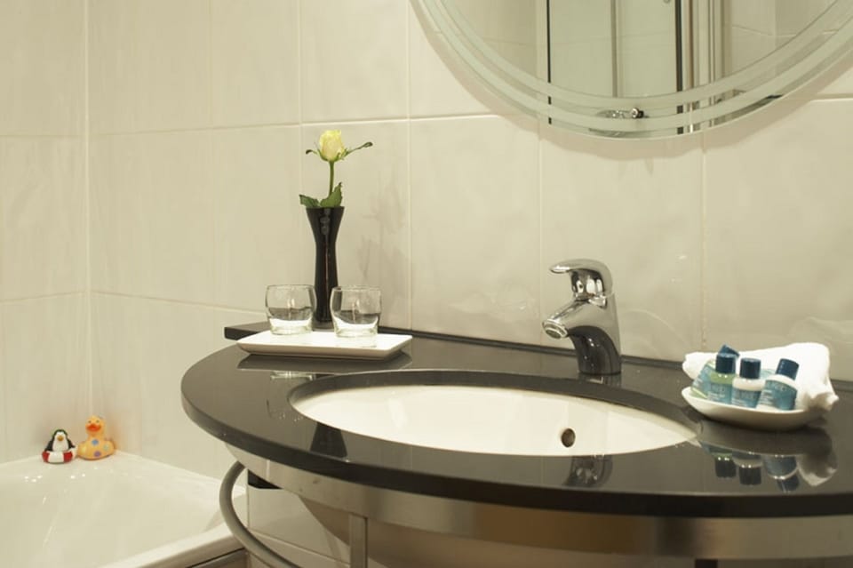 Combined shower/tub, free toiletries, hair dryer, towels