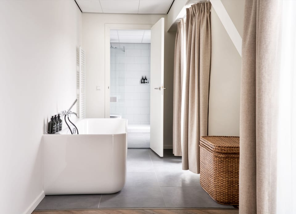 Junior Studio Suite, 1 King Bed | Bathroom | Free toiletries, hair dryer, towels