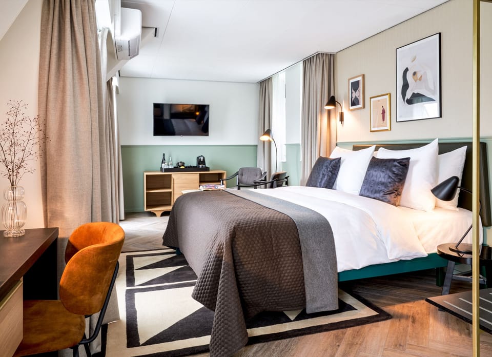 Junior Studio Suite, 1 King Bed | Premium bedding, down comforters, in-room safe, individually furnished
