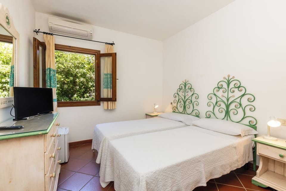 Minibar, in-room safe, WiFi (free), bed sheets