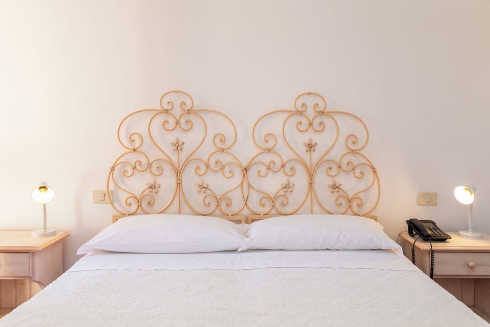 Classic Double Room, 1 Double Bed | Minibar, in-room safe, WiFi (free), bed sheets