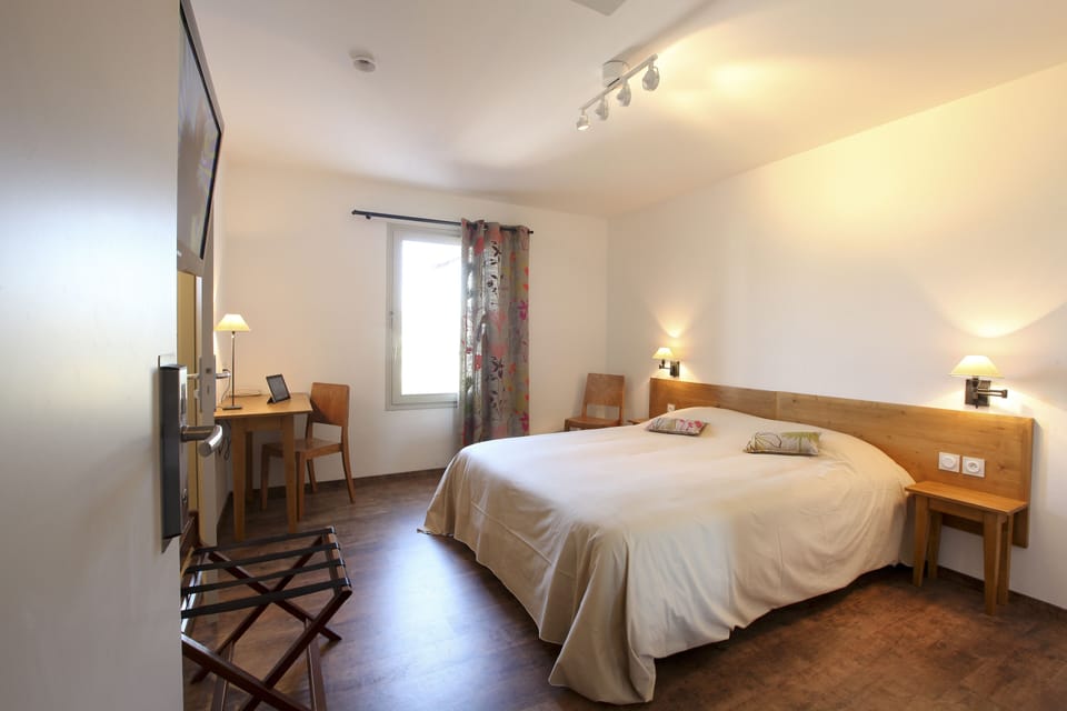 Comfort Double Room | Desk, blackout drapes, soundproofing, iron/ironing board
