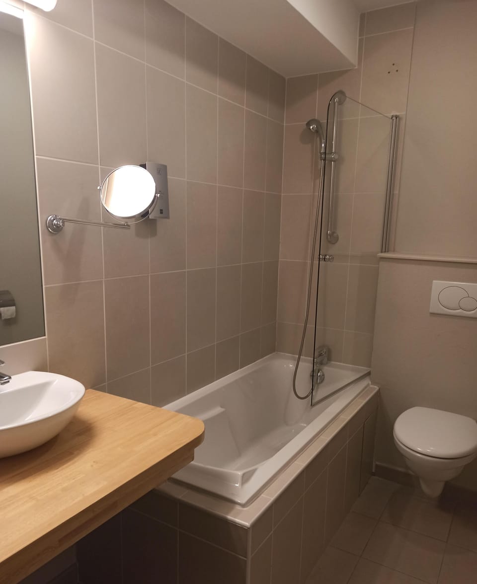 Comfort Double Room | Bathroom | Free toiletries, hair dryer, towels